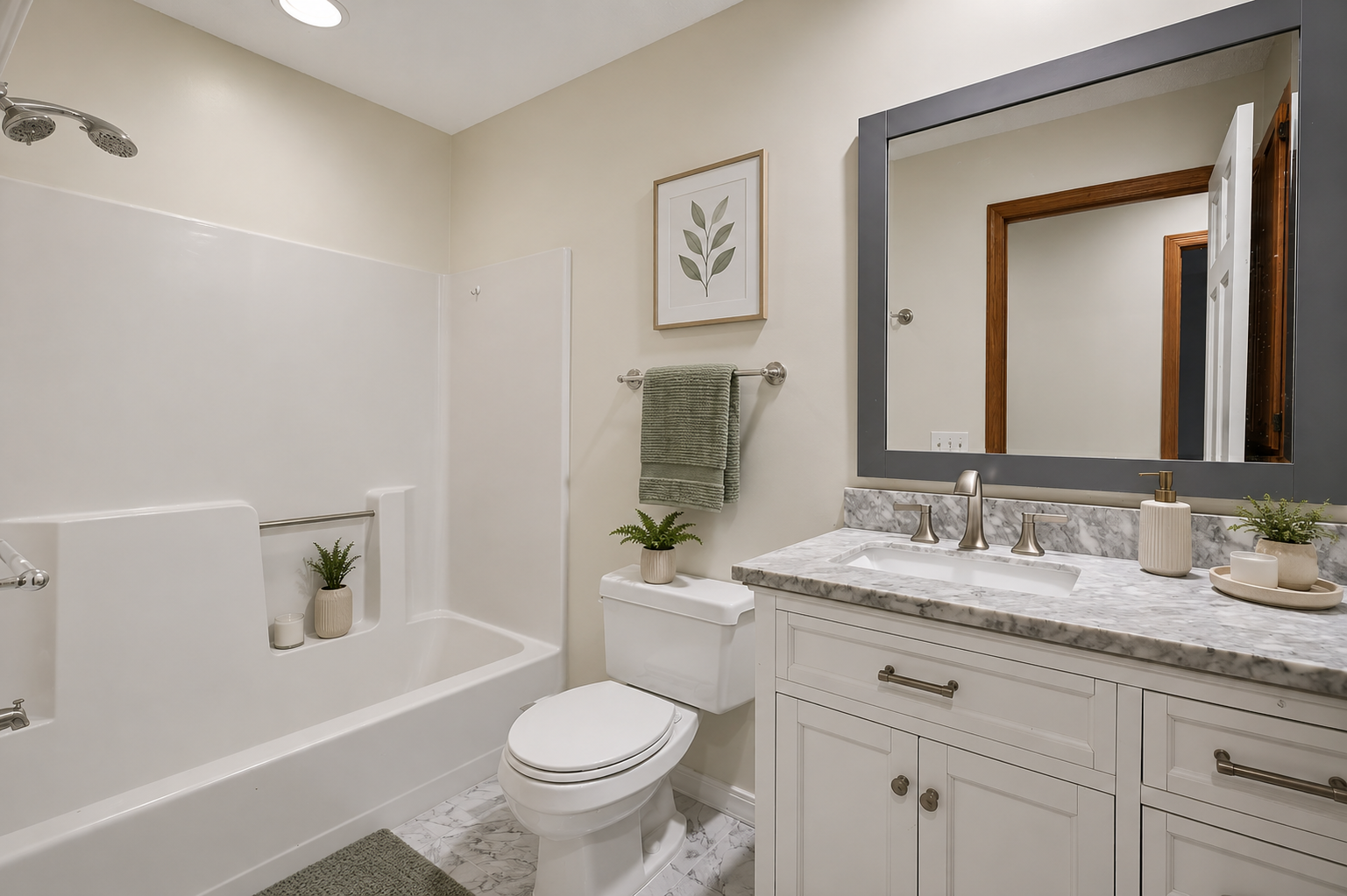 Upper level full bathroom