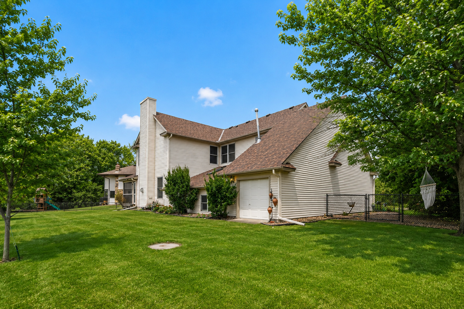 Fully fenced yard/garage access