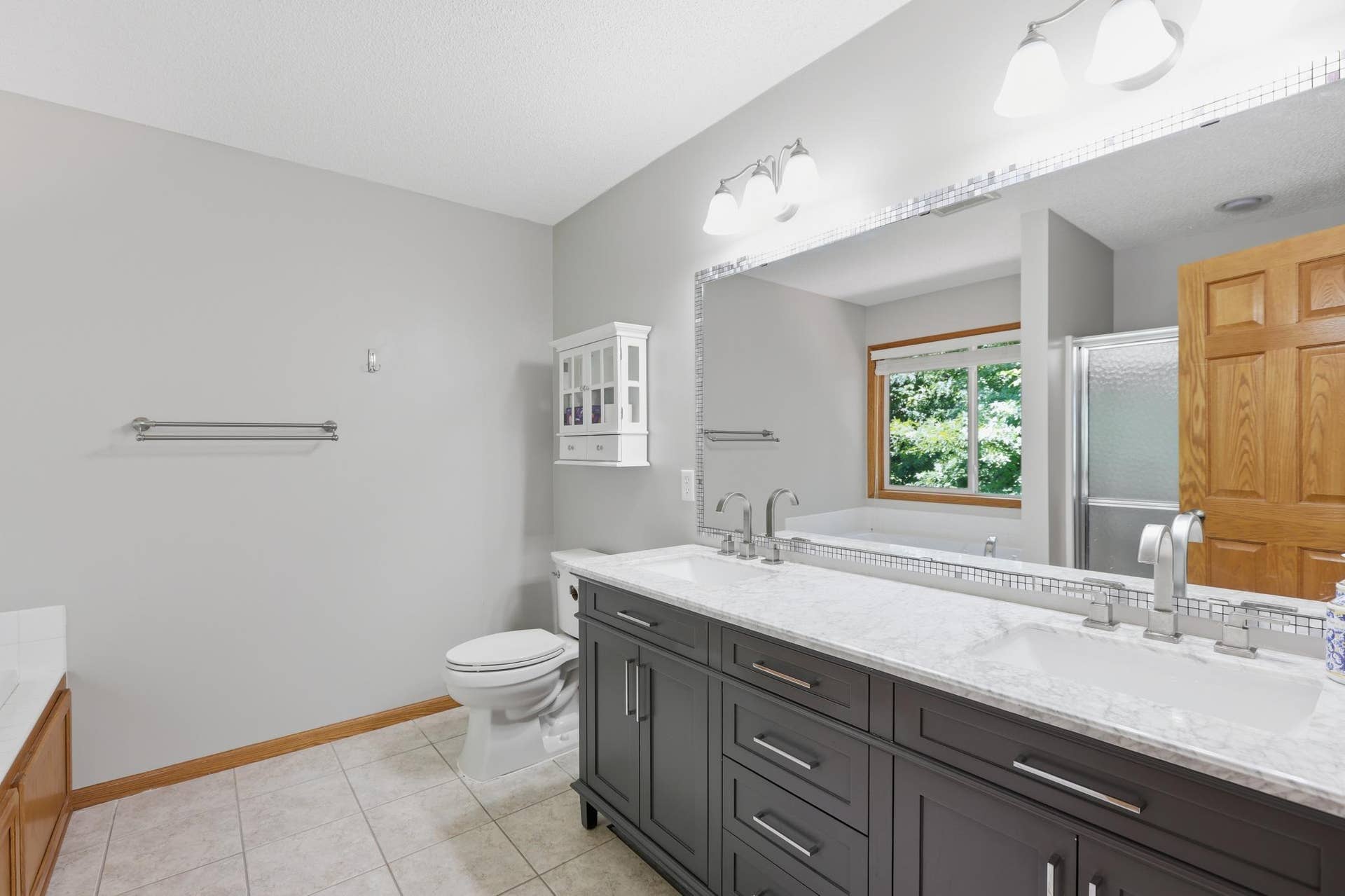 9142 Woodland Drive, Saint Bonifacius, MN 55375 Private Primary Bath