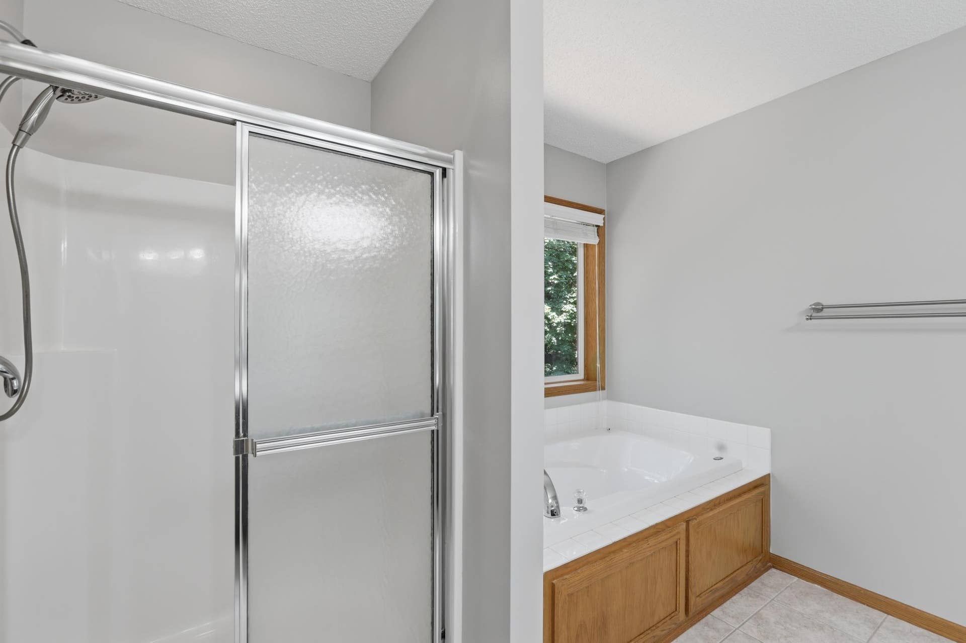 9142 Woodland Drive, Saint Bonifacius, MN 55375 Private Primary Bath