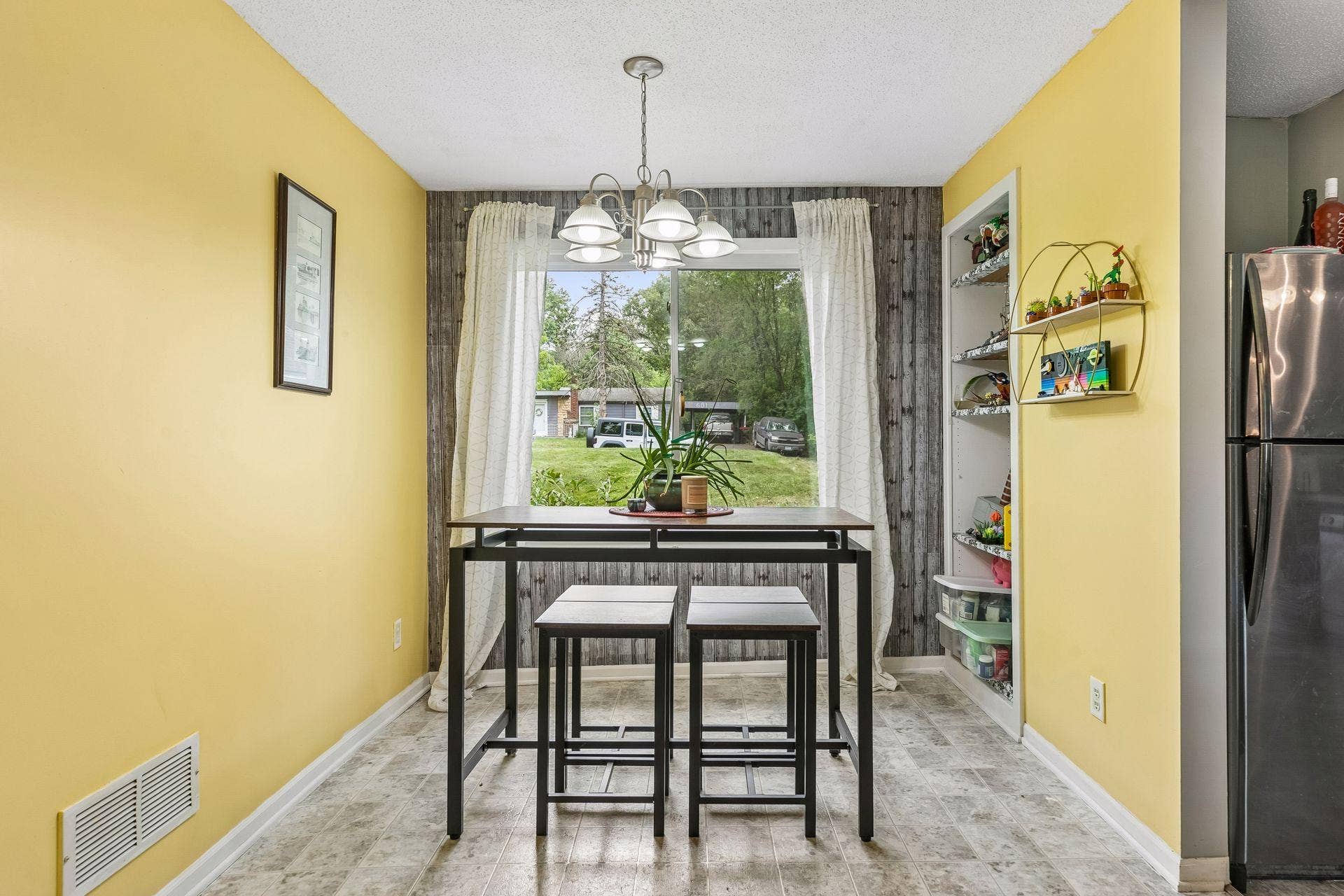 670 Goodwin Avenue N, Oakdale, MN 55128 670 Goodwin Avenue N, Oakdale, MN 55128