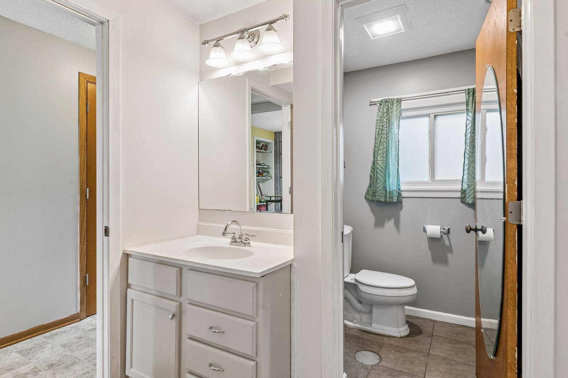 670 Goodwin Avenue N, Oakdale, MN 55128 670 Goodwin Avenue N, Oakdale, MN 55128