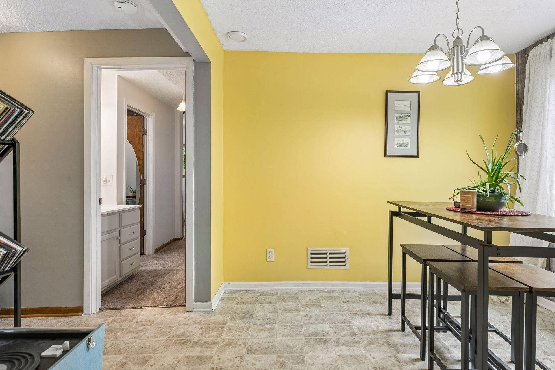 670 Goodwin Avenue N, Oakdale, MN 55128 670 Goodwin Avenue N, Oakdale, MN 55128