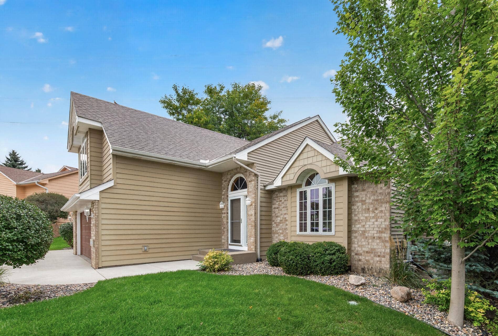 6585 Promontory Drive, Eden Prairie, MN 55346 6585 Promontory Drive, Eden Prairie, MN 55346