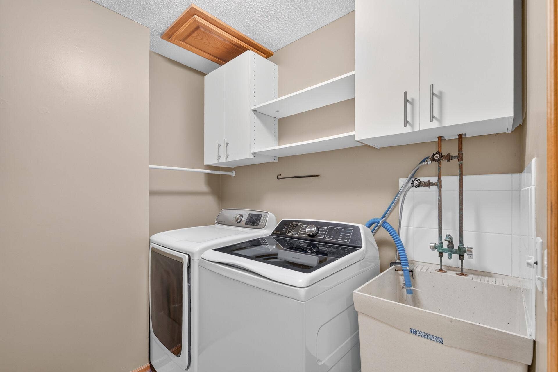6585 Promontory Drive, Eden Prairie, MN 55346 Main Level Laundry Room & Sink