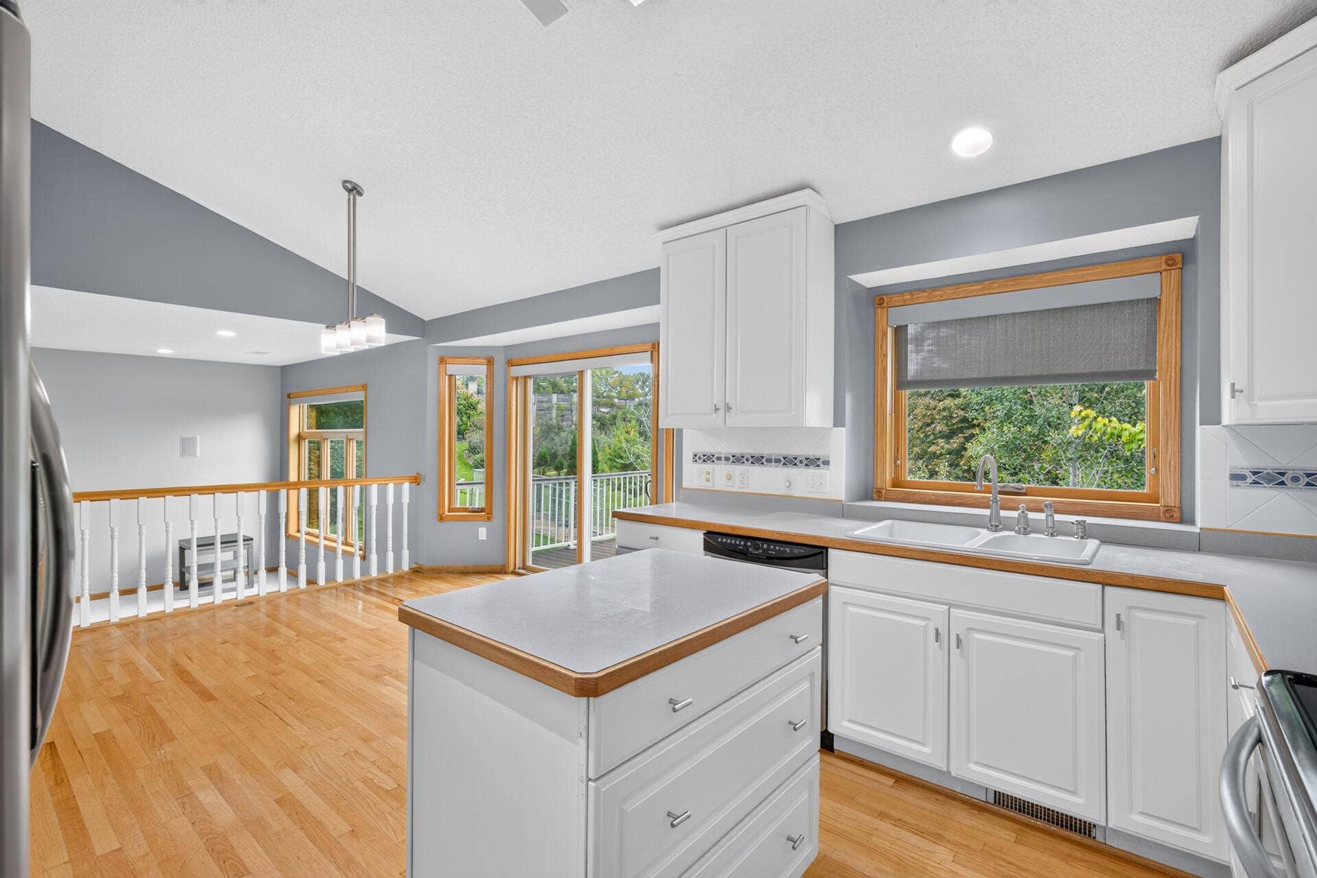 6585 Promontory Drive, Eden Prairie, MN 55346 6585 Promontory Drive, Eden Prairie, MN 55346
