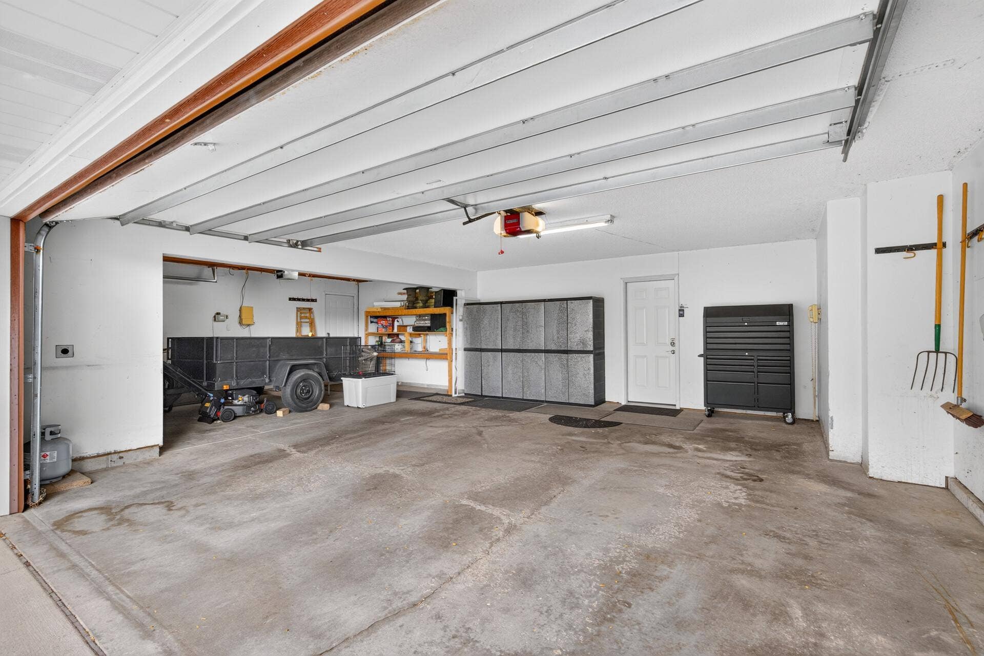 6585 Promontory Drive, Eden Prairie, MN 55346 Finished & Insulated Garage