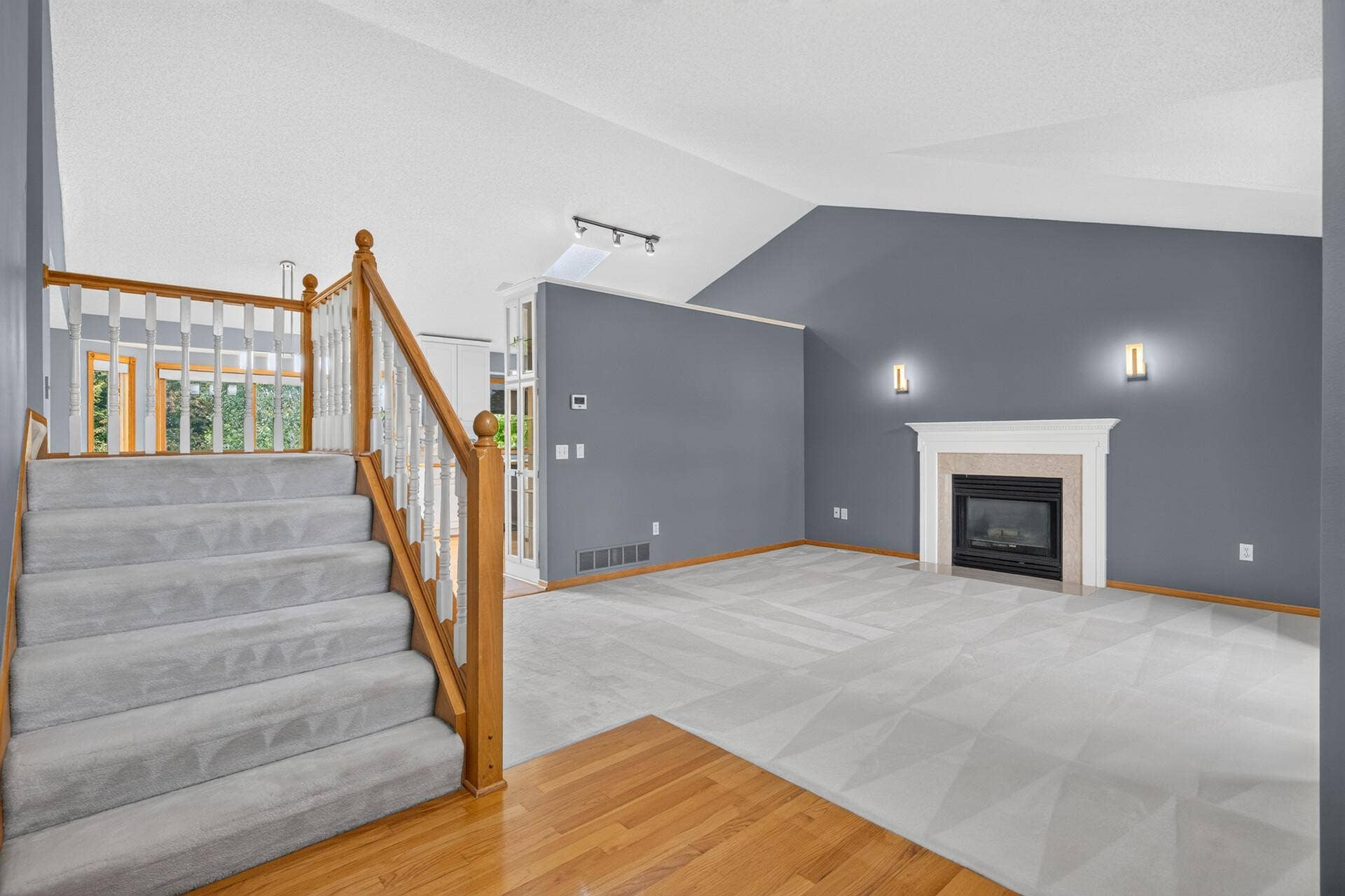 6585 Promontory Drive, Eden Prairie, MN 55346 Vaulted Ceilings