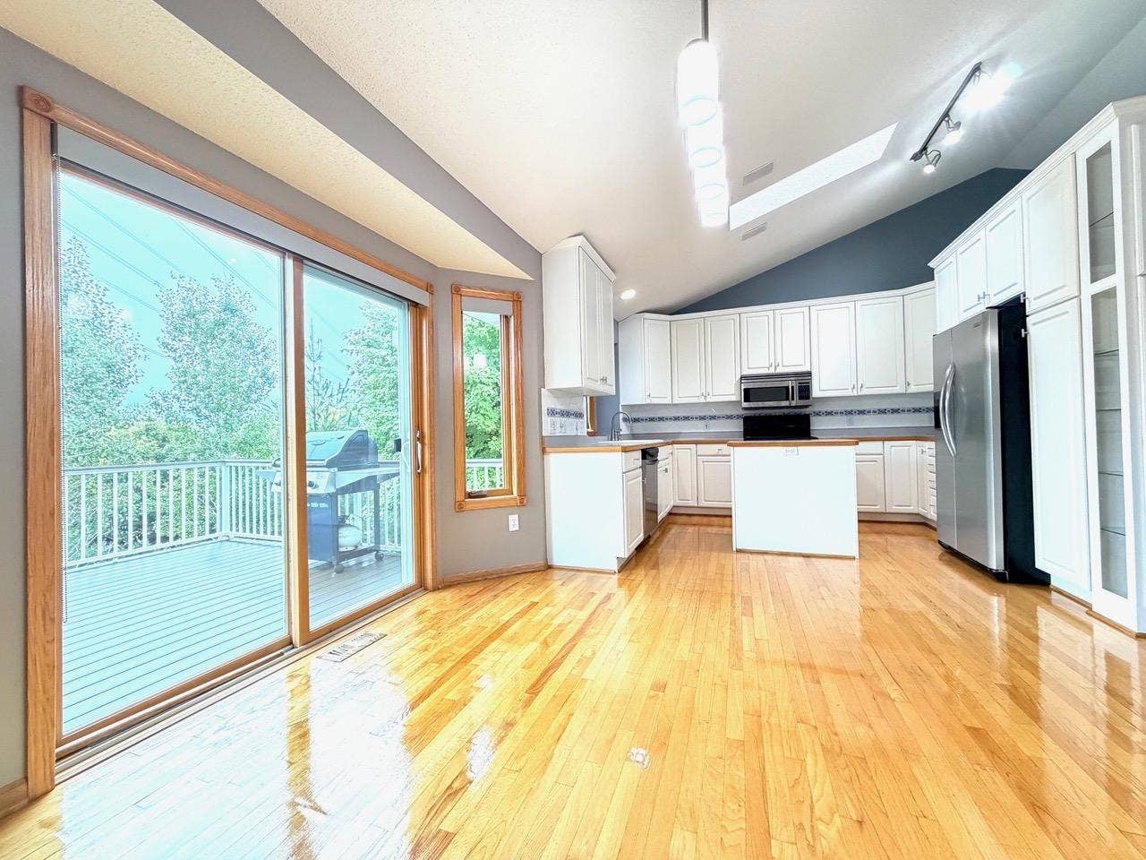 6585 Promontory Drive, Eden Prairie, MN 55346 6585 Promontory Drive, Eden Prairie, MN 55346