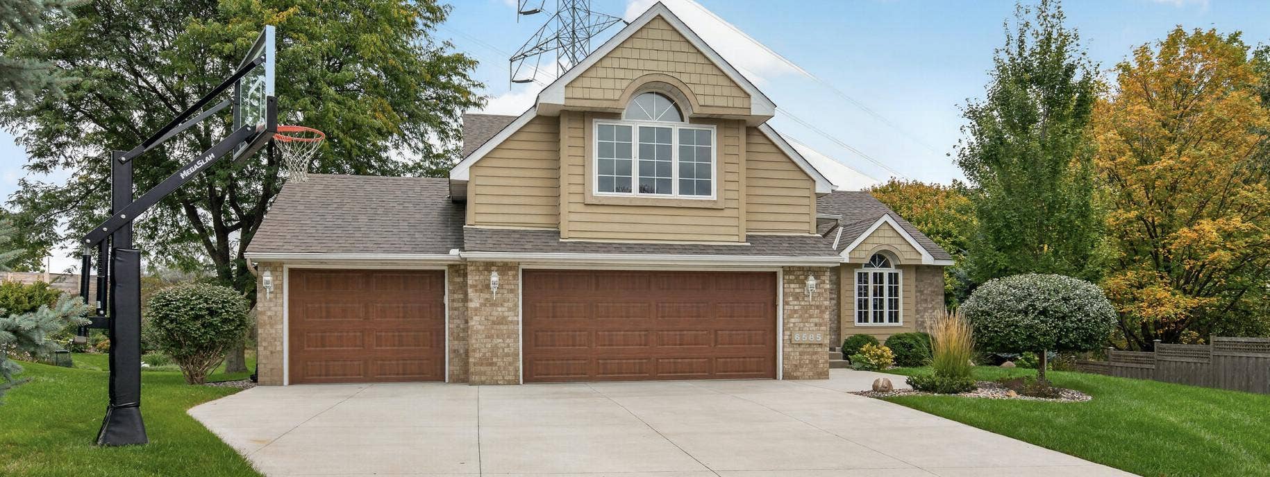 6585 Promontory Drive, Eden Prairie, MN 55346 Welcome Home!