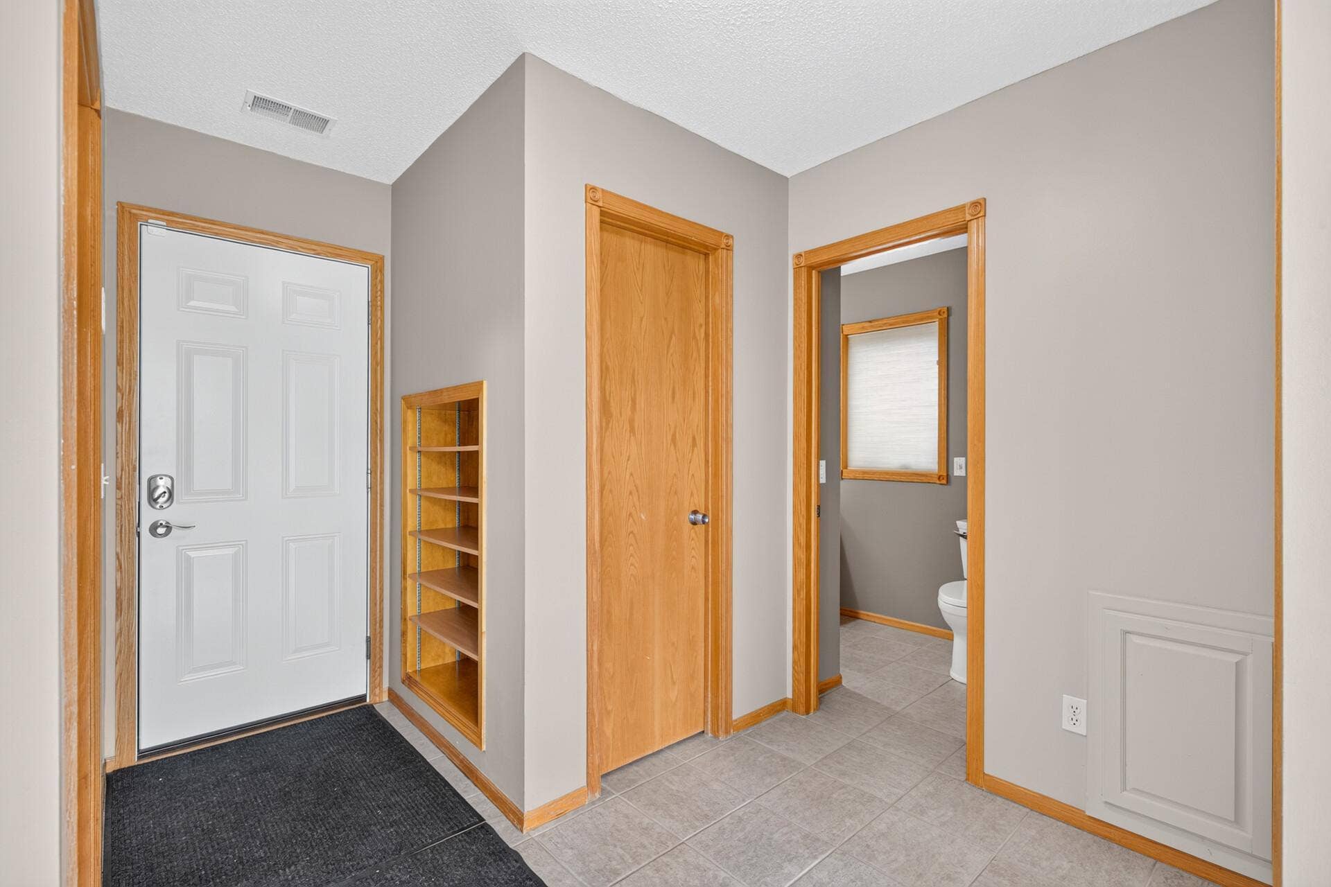 6585 Promontory Drive, Eden Prairie, MN 55346 Garage Entry / Mudroom / Closet / Bathroom
