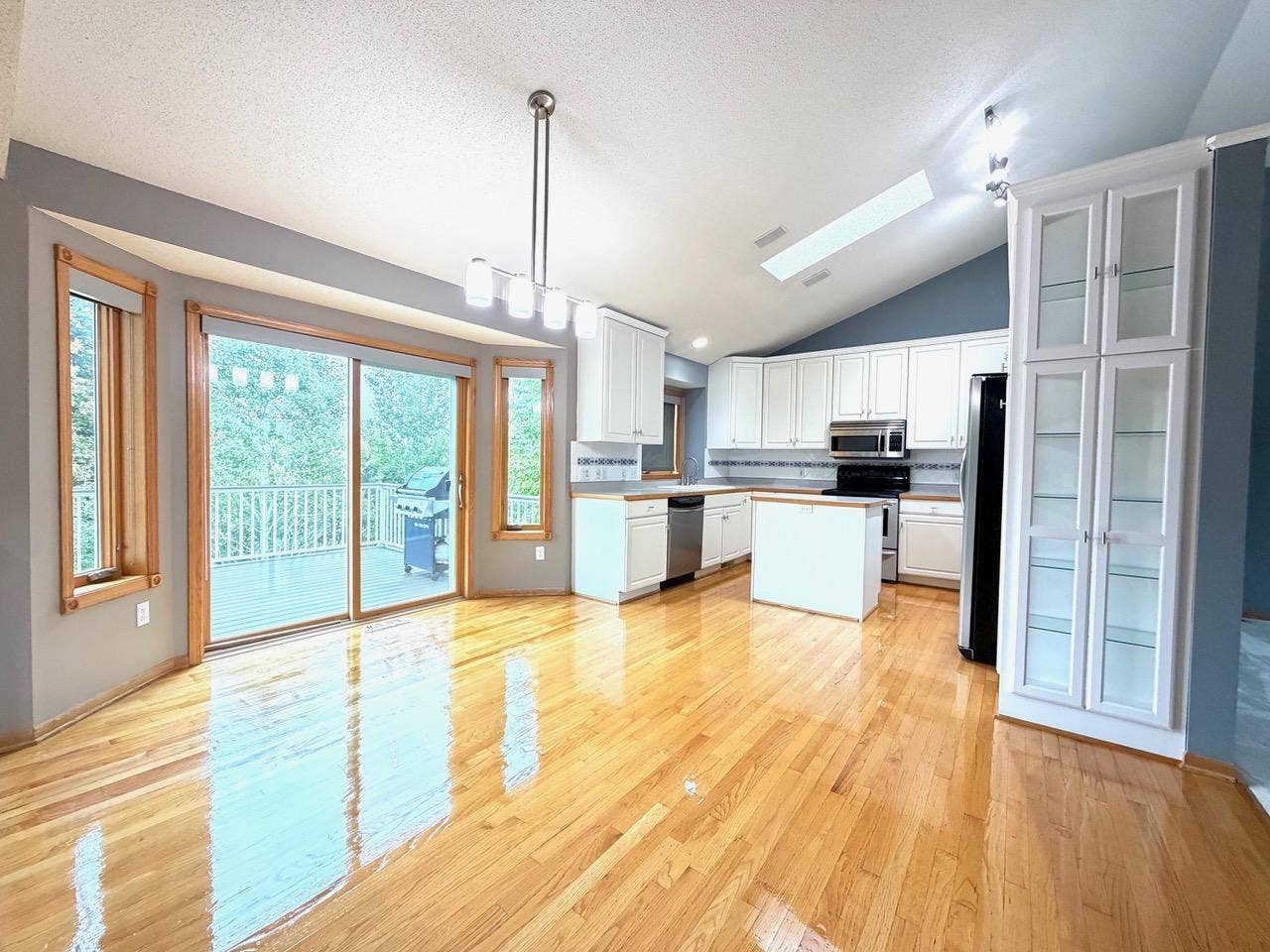 6585 Promontory Drive, Eden Prairie, MN 55346 6585 Promontory Drive, Eden Prairie, MN 55346