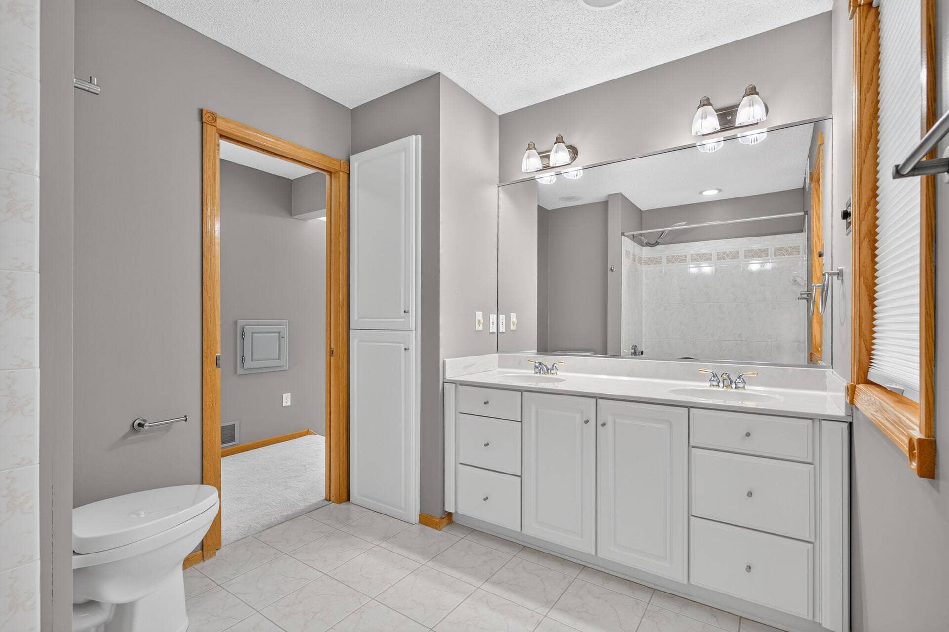 6585 Promontory Drive, Eden Prairie, MN 55346 Primary Full / Private Bath