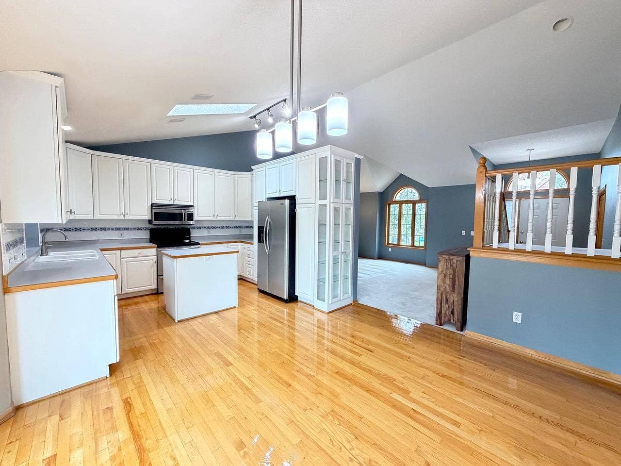 6585 Promontory Drive, Eden Prairie, MN 55346 Main Level Vaulted Ceilings