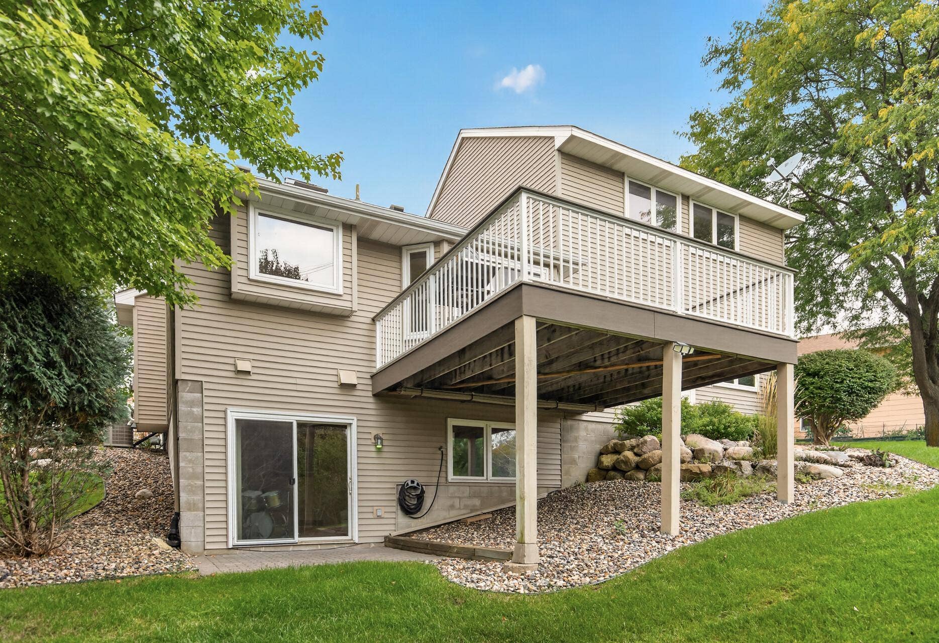 6585 Promontory Drive, Eden Prairie, MN 55346 6585 Promontory Drive, Eden Prairie, MN 55346