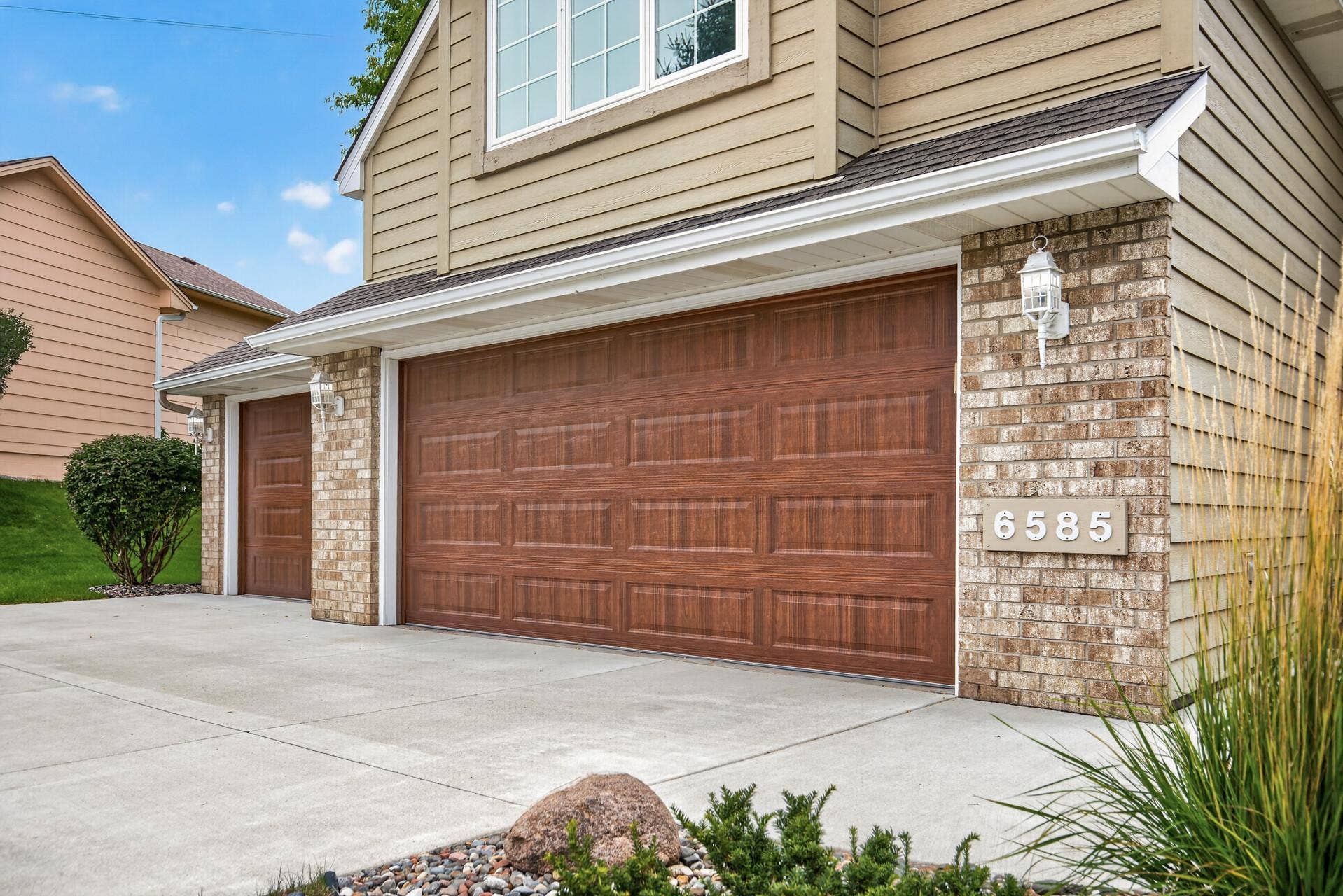 6585 Promontory Drive, Eden Prairie, MN 55346 3 Car Finished Garage with Insulated Doors.
