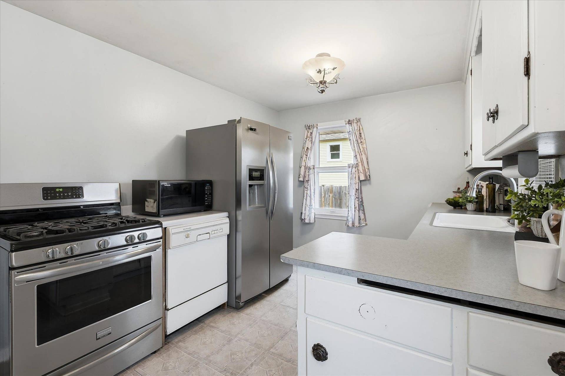 4840 N 6th Street, 41, Minneapolis, MN 55430 Stainless steel gas range and refrigerator, ample workspace, and functional layout.