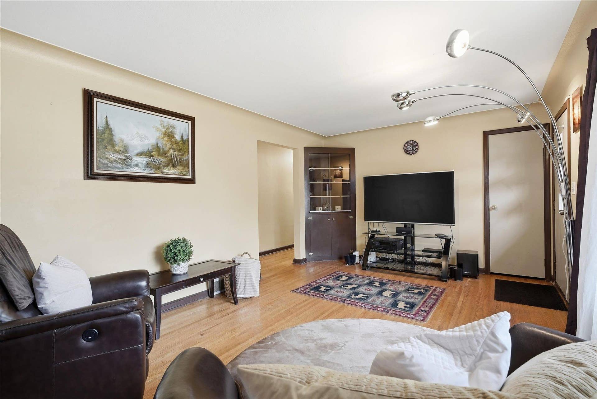 4840 N 6th Street, 41, Minneapolis, MN 55430 Spacious living room offers plenty of flexibility for seating and entertaining.