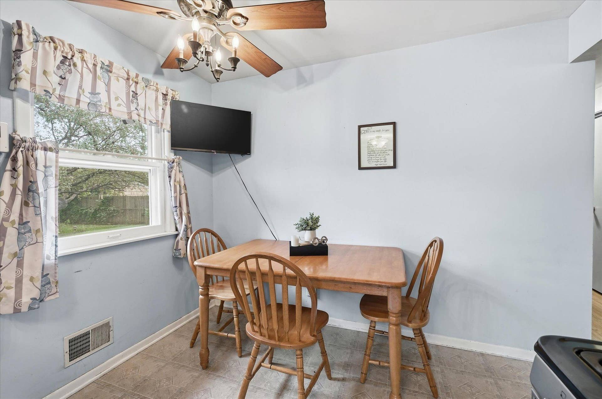 4840 N 6th Street, 41, Minneapolis, MN 55430 Informal dining area is conveniently located within the kitchen and features a large window.