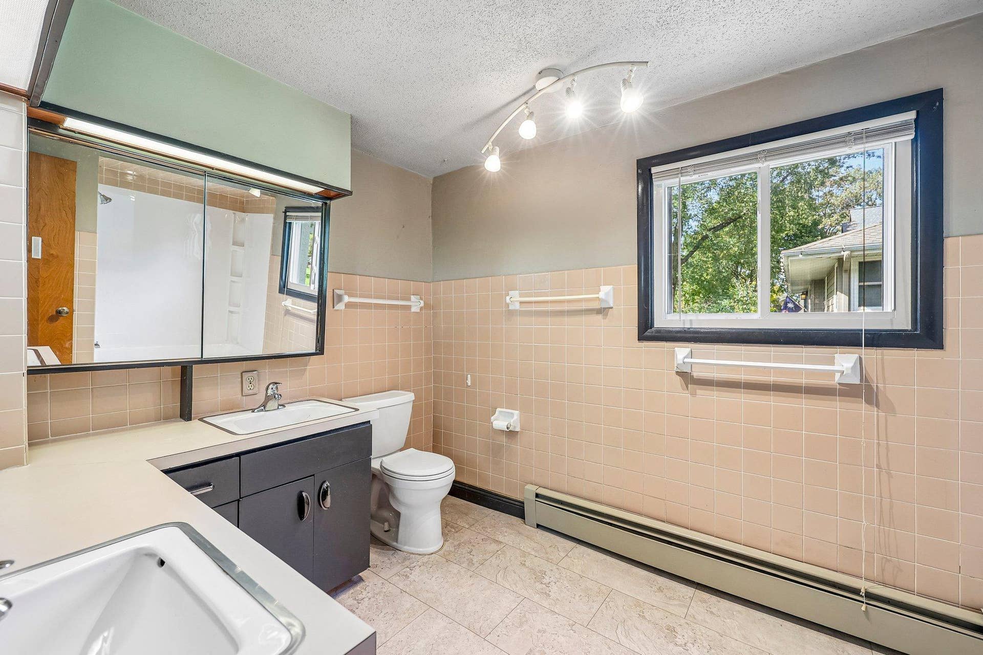 2347 Western Avenue N, Roseville, MN 55113 Main floor bath
