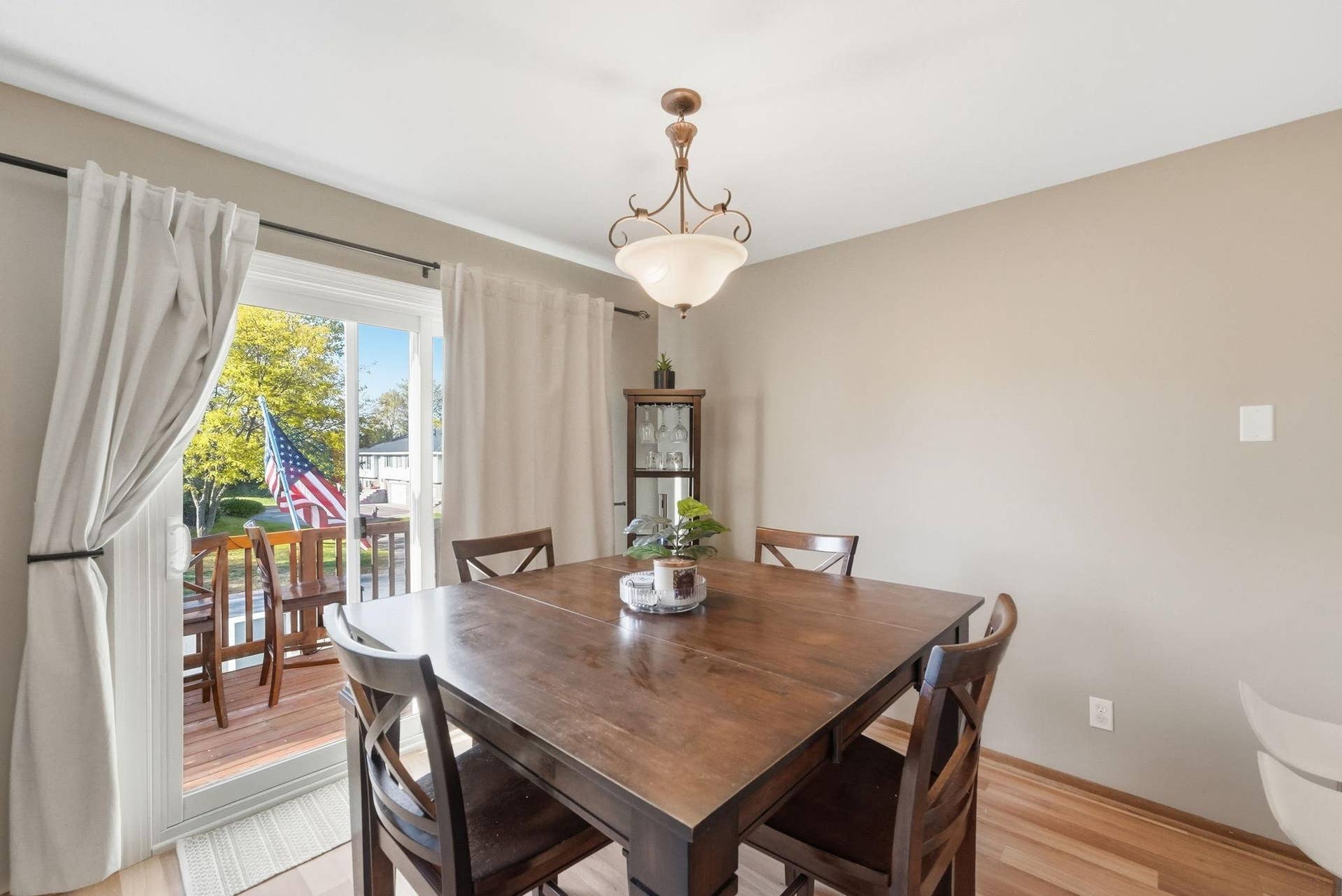 4492 Clover Lane, Eagan, MN 55122 Dining room opens to the deck