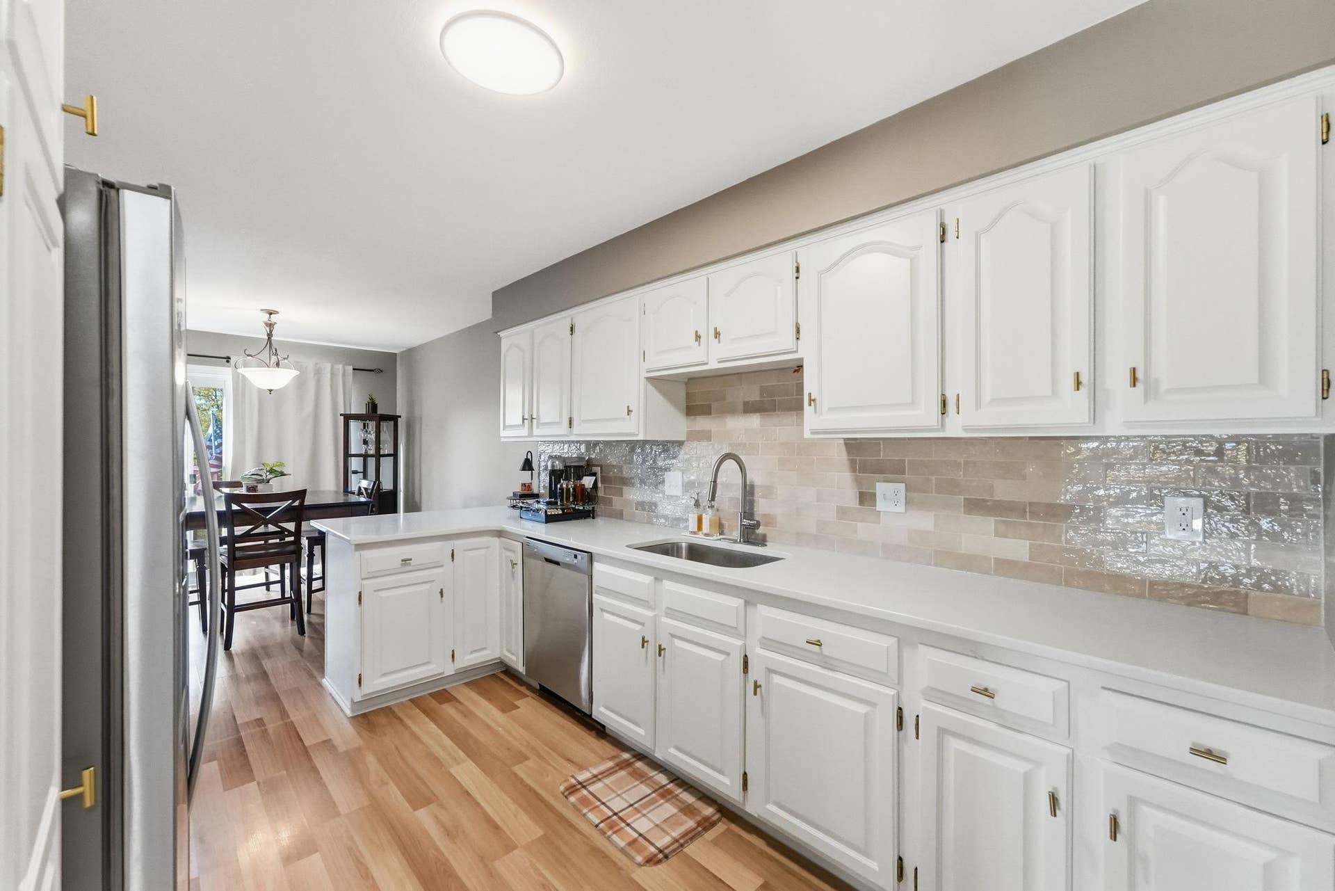 4492 Clover Lane, Eagan, MN 55122 Plenty of cabinet and counter space