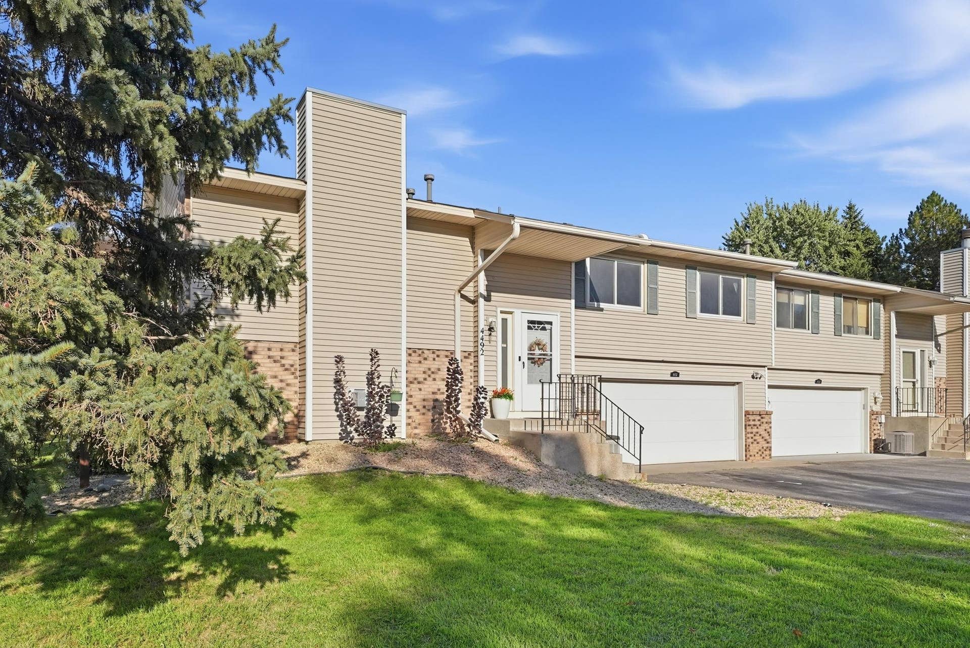 4492 Clover Lane, Eagan, MN 55122 End unit with extra green space