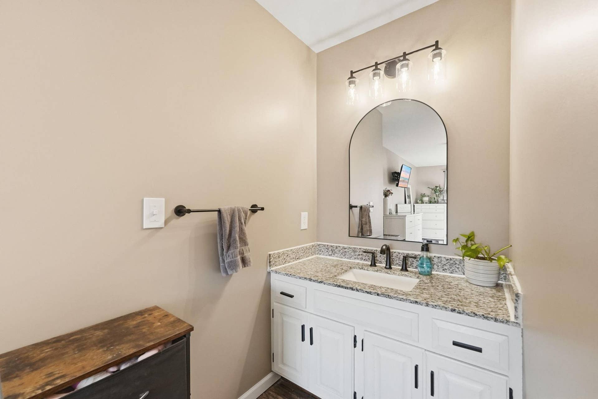 4492 Clover Lane, Eagan, MN 55122 Granite vanity with modern lighting