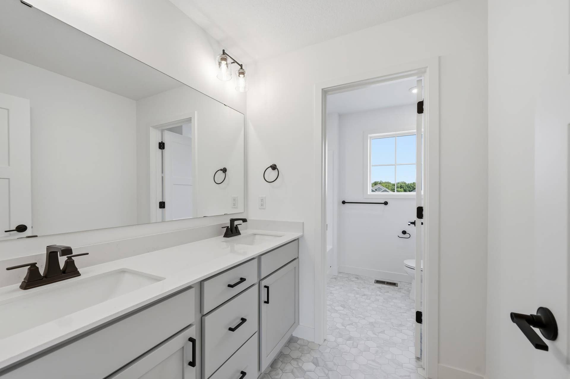 819 Walnut Grove Lane, Hanover, MN 55341 Upper Level Hall Bath - The Brookview at 819 Walnut Grove Lane in Oakview Ridge!