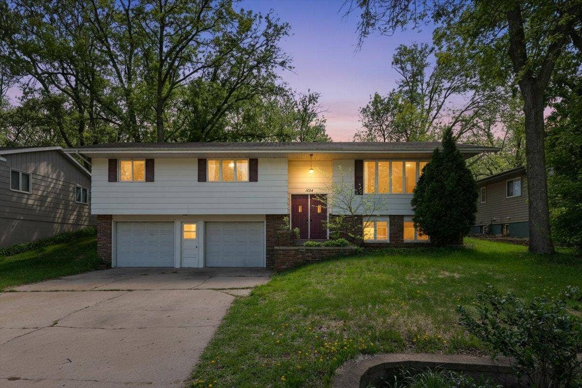 1614 12th Avenue SE, Saint Cloud, MN 56304 01-twilight-DSC05466_3000.jpg