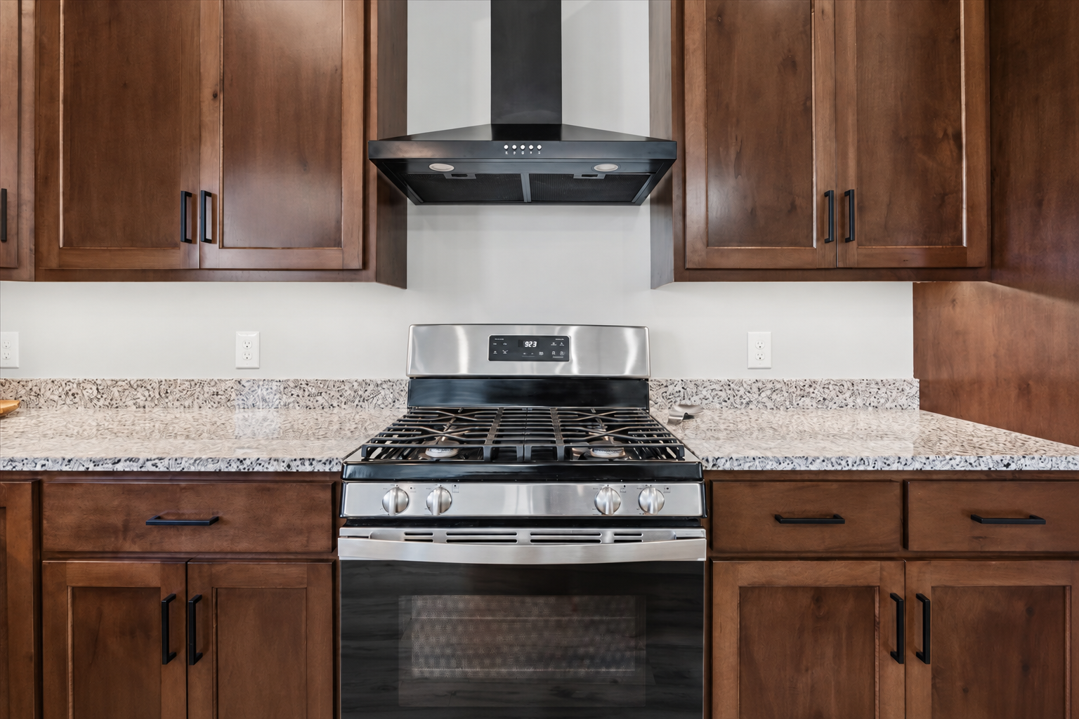2063 Sandstone Loop N, Sartell, MN 56377 Gas range w/direct venting hood