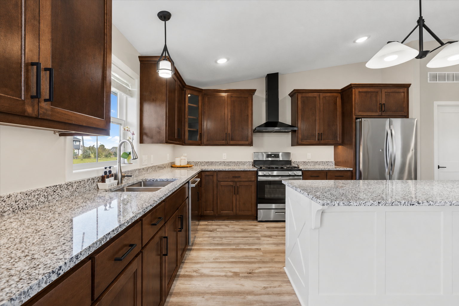2063 Sandstone Loop N, Sartell, MN 56377 Granite tops