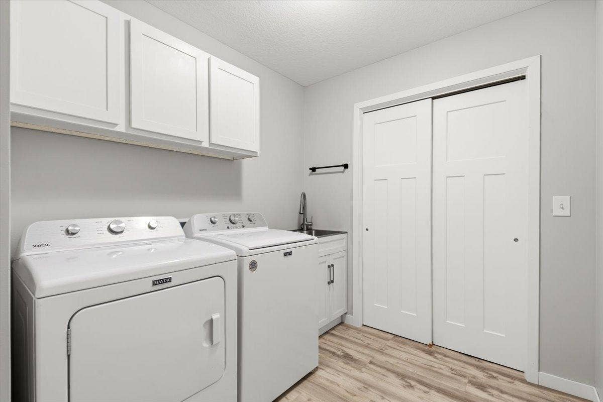 2063 Sandstone Loop N, Sartell, MN 56377 Roomy laundry room w/sink
