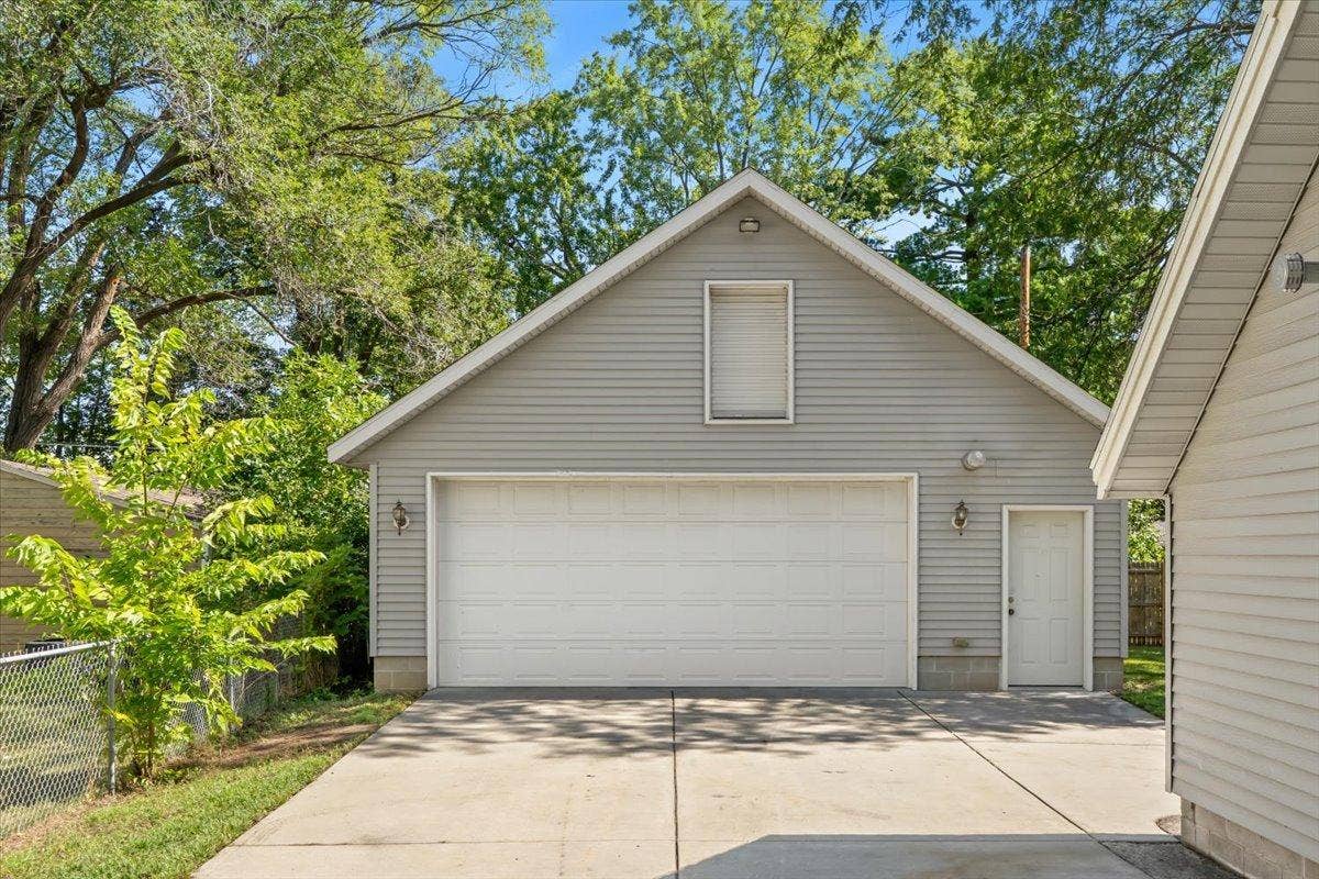 1284 12th Avenue N, Saint Cloud, MN 56303 Heated/Cooled 30x40 shop with huge attic space