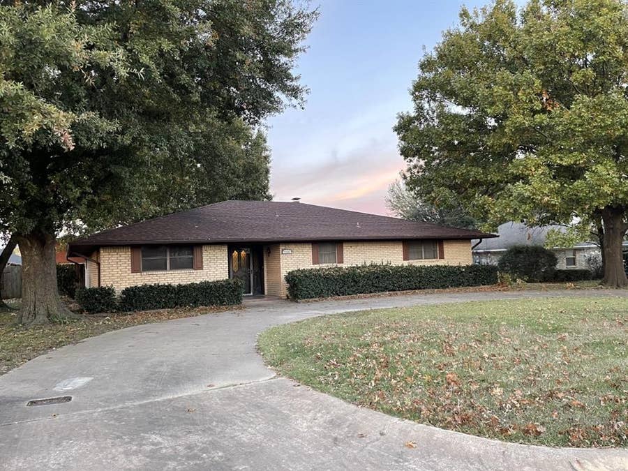 Property photo for 1100 W Russell Avenue, Bonham, TX