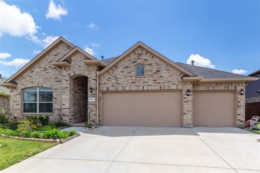 Property photo for 1127 Donnington Trail, Saginaw, TX