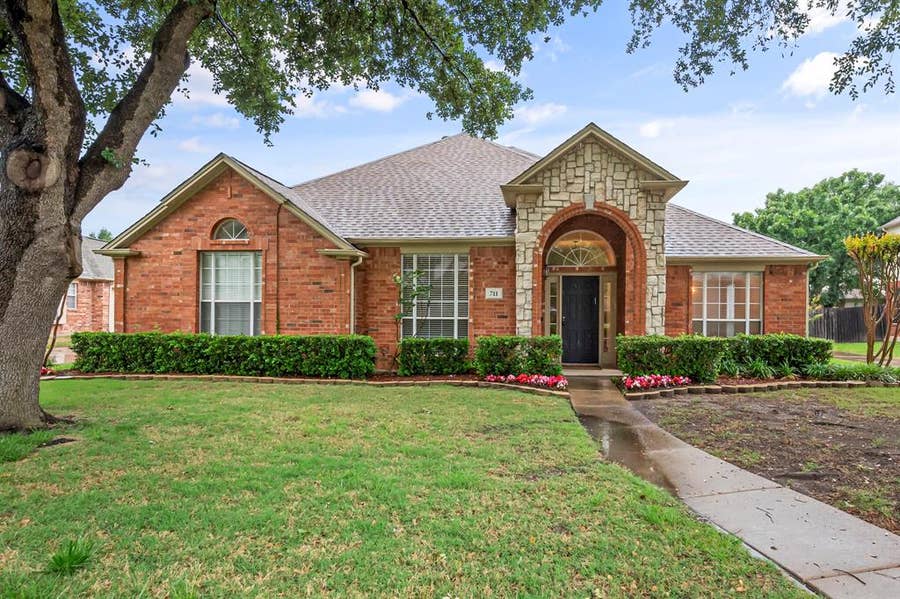 Property photo for 711 Saint Johns Drive, Mansfield, TX
