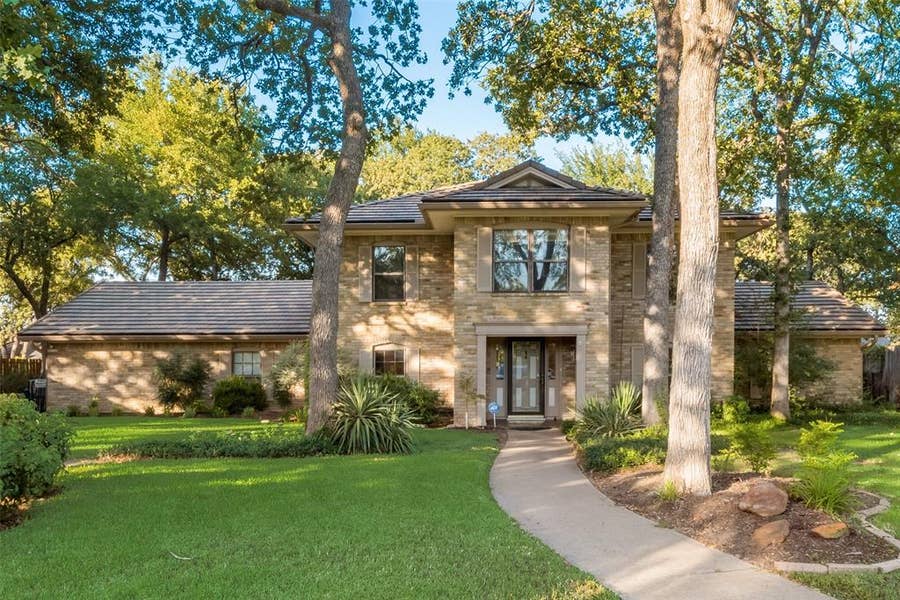 Property photo for 4 Gentry Court, Trophy Club, TX