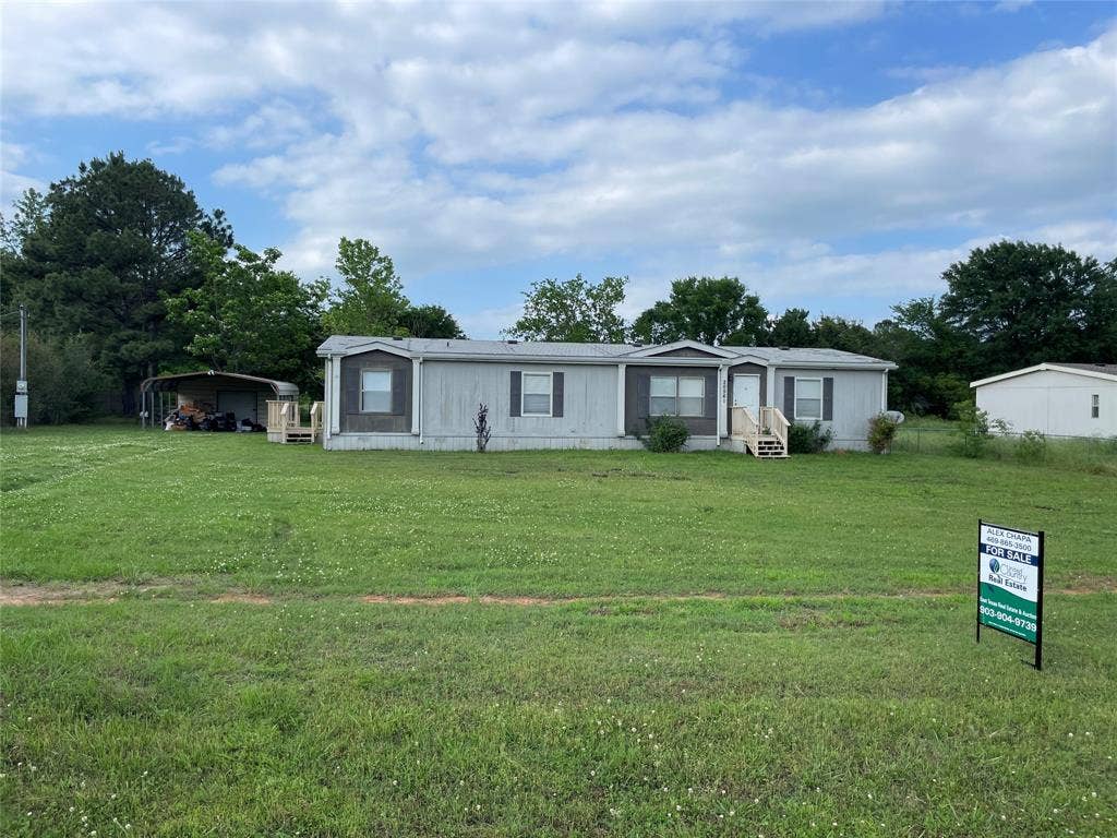 20561 Joe Paul Lane, Chandler, TX 75758 Manufactured / mobile home featuring a carport and a front yard