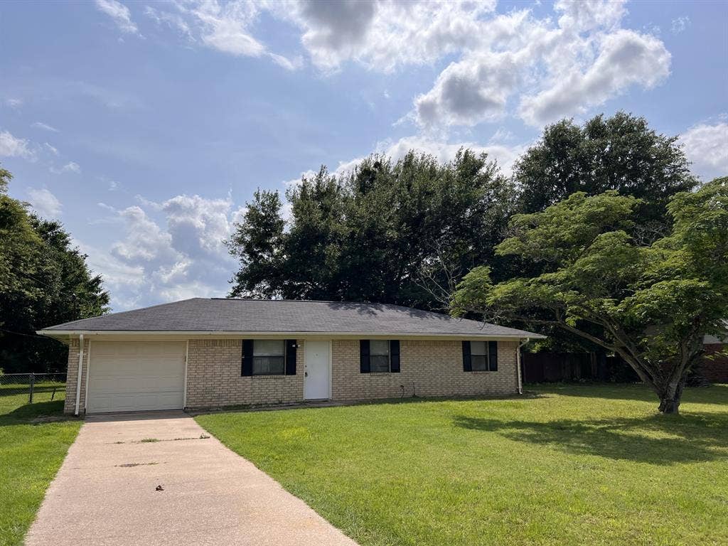 4928 Woodcrest Drive, Athens, TX 75752 Ranch-style home with a garage and a front yard