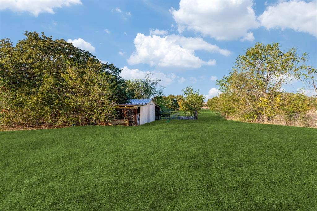 1425 Swiney Hiett Road, Kennedale, TX 76060 View of yard with an outdoor structure