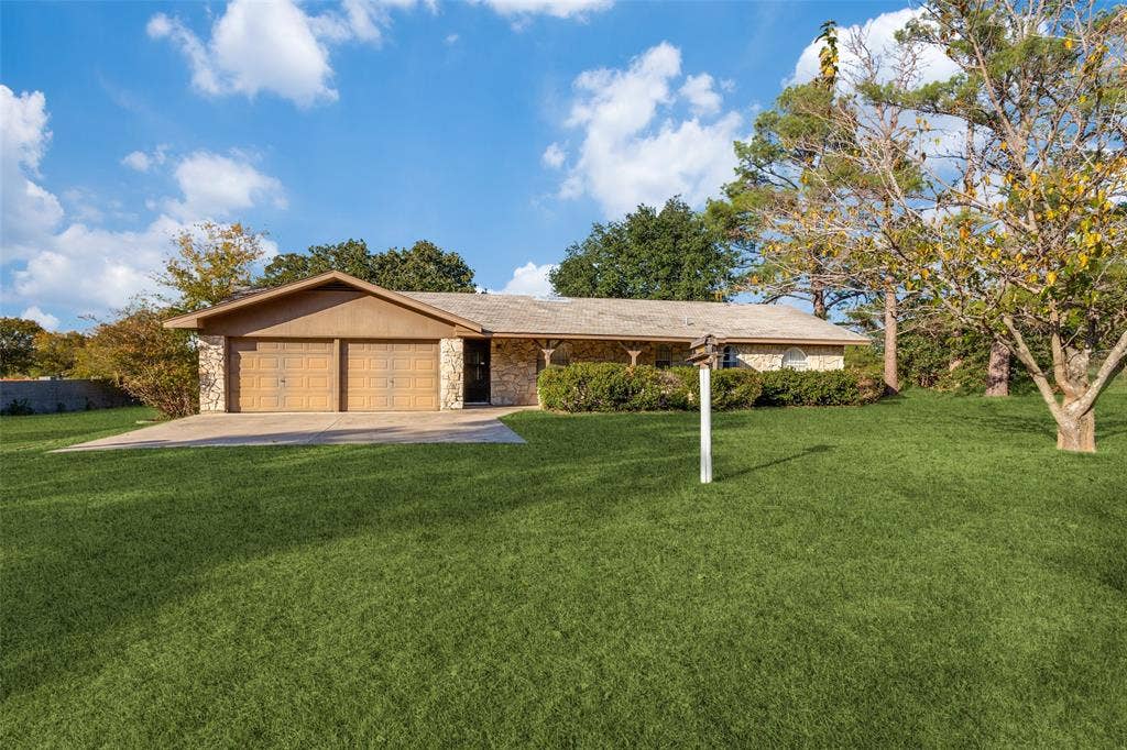 1425 Swiney Hiett Road, Kennedale, TX 76060 Ranch-style home with a garage and a front lawn