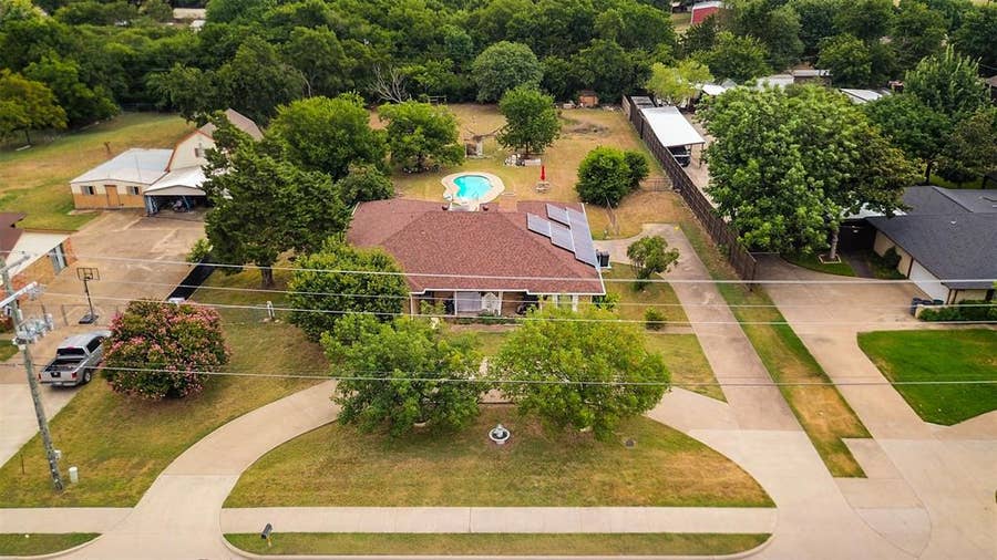 Property photo for 230 S Walnut Grove Road, Midlothian, TX