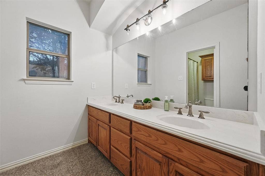 3421 Mindy Lane, Midlothian, TX 76065 Hall Bathroom