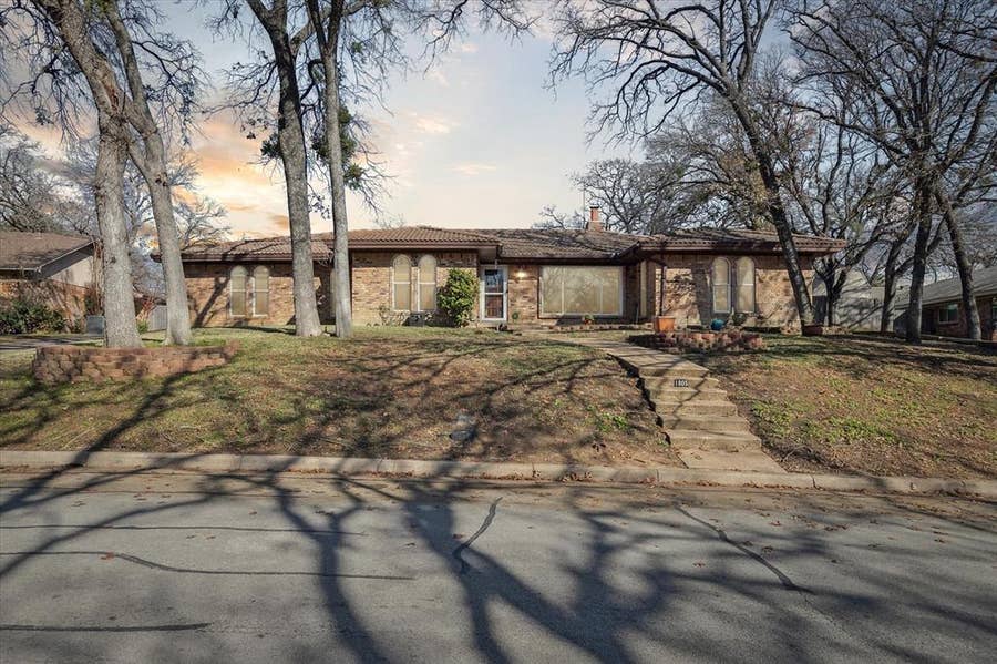 Property photo for 1805 Woodridge Drive, Arlington, TX