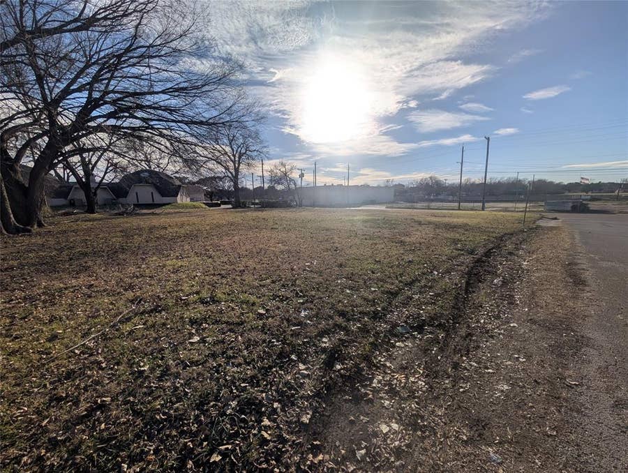 Property photo for 1320 W Avenue Avenue E, Garland, TX