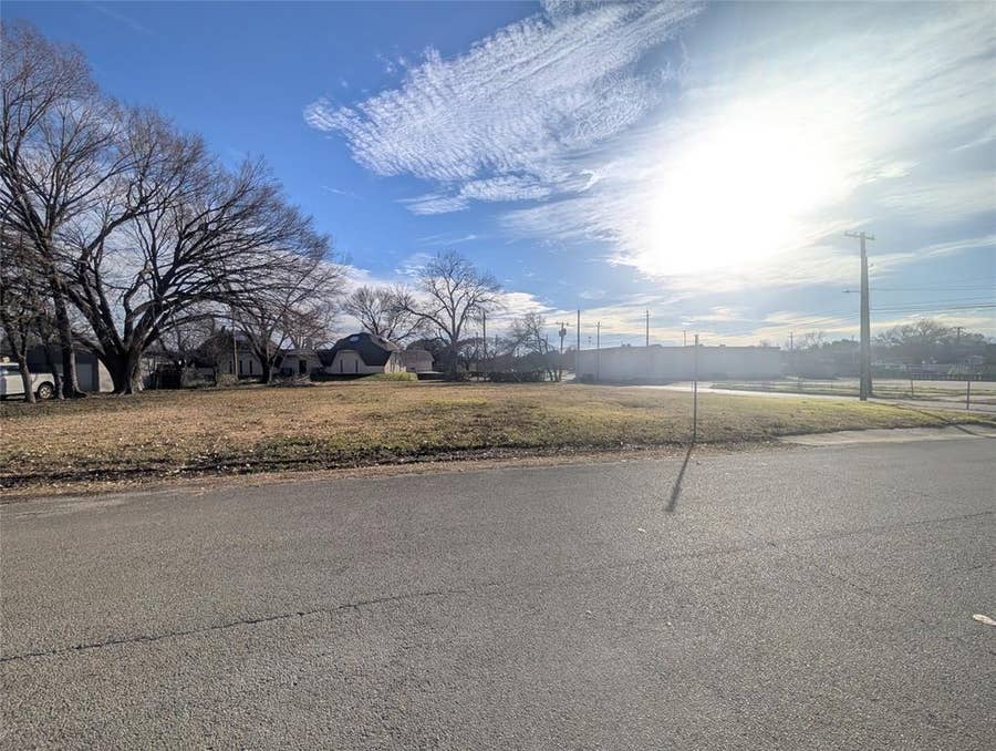 Property photo for 1316 W Avenue Avenue E, Garland, TX