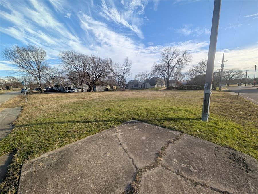Property photo for 1312 W Avenue Avenue E, Garland, TX