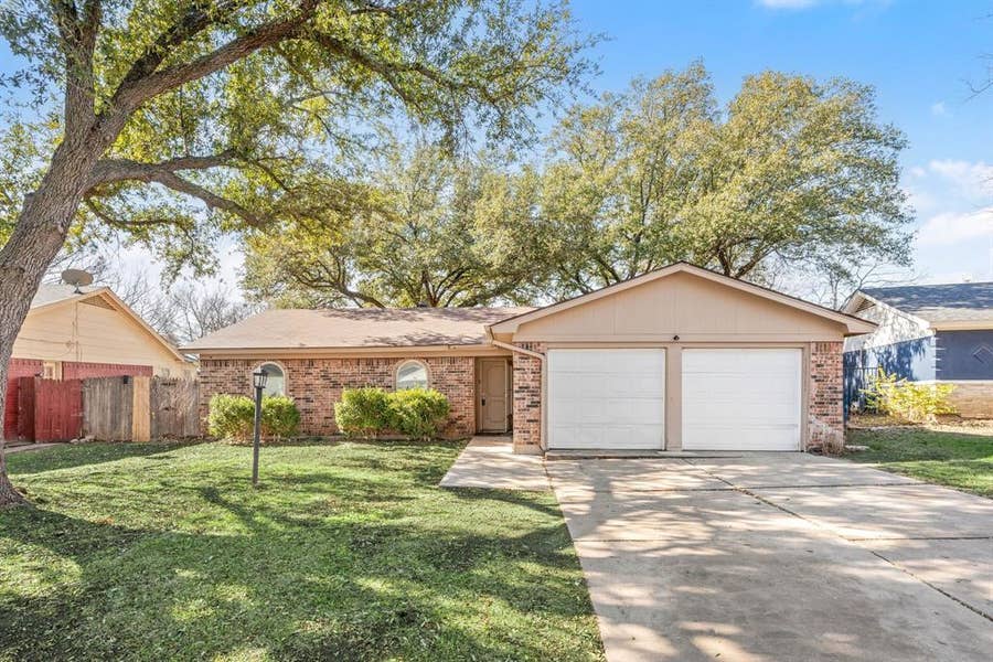 Property photo for 1708 Briar Meadow Drive, Arlington, TX