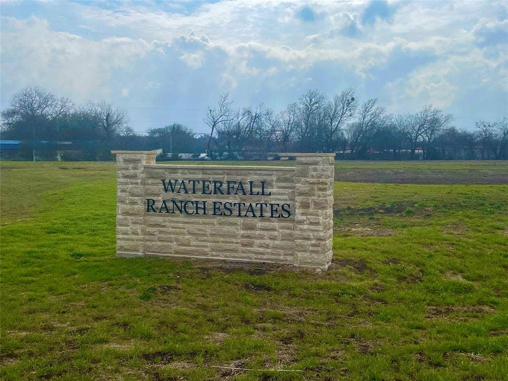 441 Mayberry Way, Waxahachie, TX 75167 Community sign with a lawn